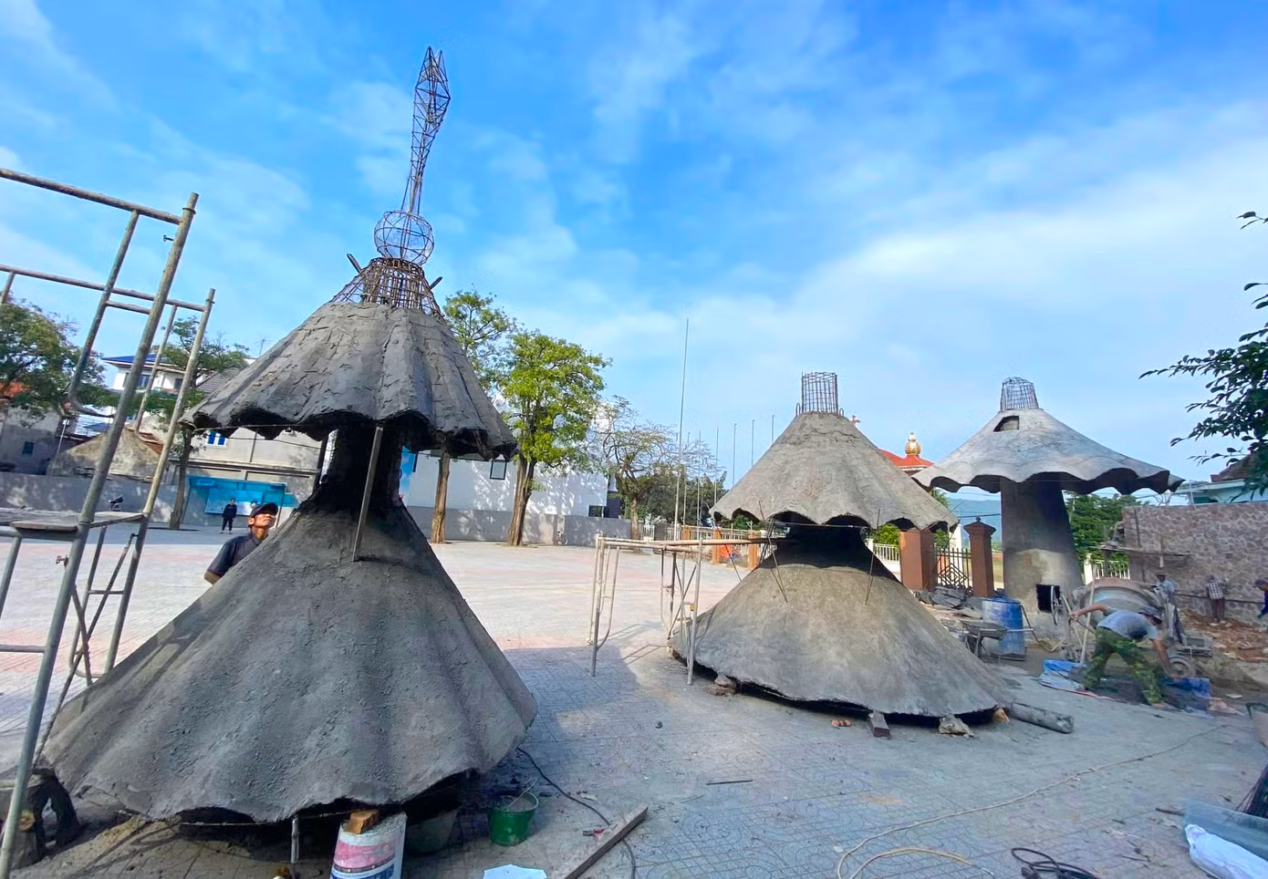 Cây thông được làm rất chắc chắn từ bê tông cốt thép. Ban đầu, những người thợ sẽ làm khung thép rồi chia cây làm 3 phần để đổ bê tông. Cây thông được làm rất chắc chắn từ bê tông cốt thép. Ban đầu, những người thợ sẽ làm khung thép rồi chia cây làm 3 phần để đổ bê tông.