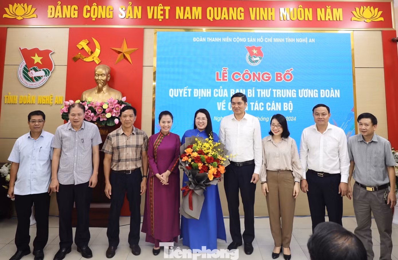Lãnh đạo tỉnh Nghệ An cùng đại diện các Sở, ban ngành tỉnh tặng hoa chúc mừng tân Bí thư Tỉnh Đoàn Nghệ An Nguyễn Thị Phương Thúy. Lãnh đạo tỉnh Nghệ An cùng đại diện các Sở, ban ngành tỉnh tặng hoa chúc mừng tân Bí thư Tỉnh Đoàn Nghệ An Nguyễn Thị Phương Thúy.