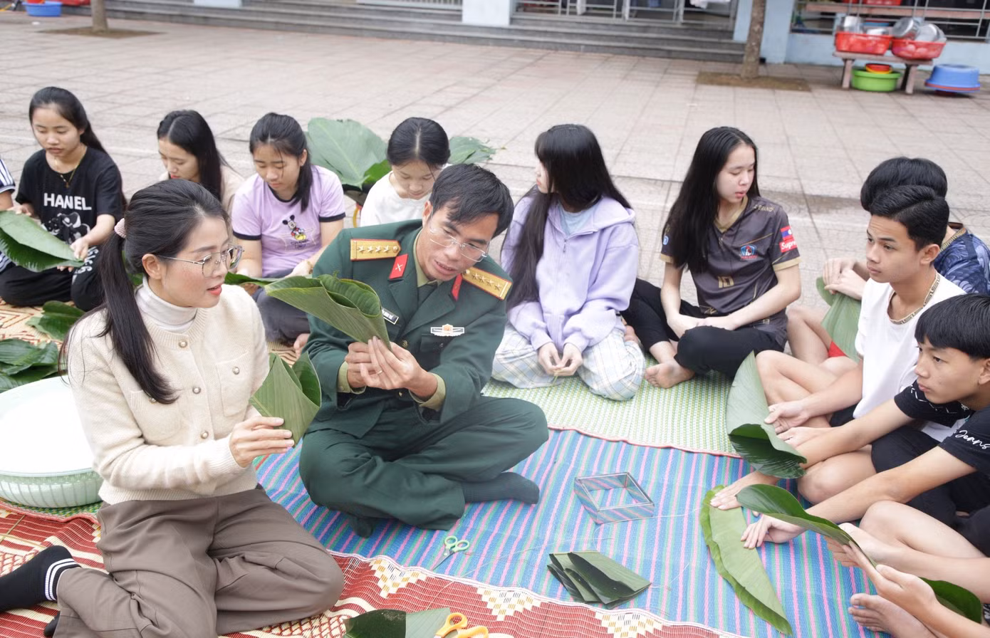 Lần đầu tiên được trải nghiệm việc gói bánh chưng và các loại bánh truyền thống dân tộc nên các em du học sinh Lào rất bỡ ngỡ. Các cán bộ, chiến sĩ Lữ đoàn Vận tải 654 (Cục Hậu cần Quân khu IV) đã cùng tham gia và hướng dẫn các em từng bước để có thể gói một chiếc bánh chưng hoàn chỉnh.