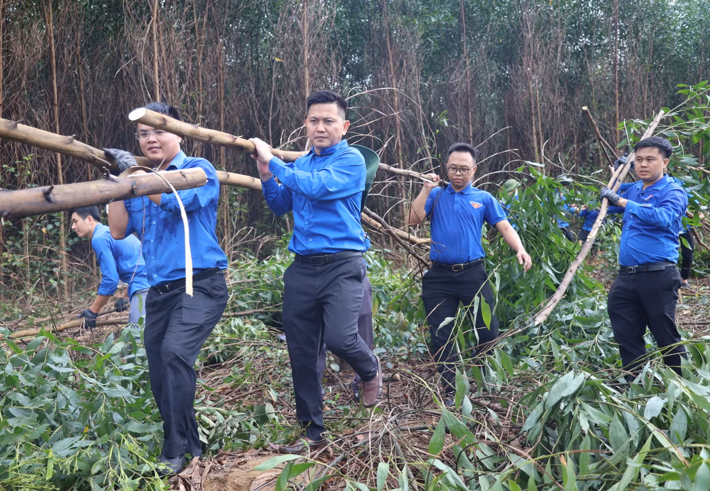 Chị Nguyễn Thị Phương Thúy - Phó Bí thư Thường trực Tỉnh Đoàn Nghệ An khẳng định, đợt thi đua cao điểm của tuổi trẻ Nghệ An đã diễn ra với nhiều hoạt động ý nghĩa. Đợt thi đua được triển khai sôi nổi, rộng khắp, tạo khí thế và thu hút được đông đảo đoàn viên, thanh niên và người dân địa phương hưởng ứng. Thời gian qua, các đoàn viên thanh niên tình nguyện đã tham gia vận động các hộ dân bị ảnh hưởng bàn giao mặt bằng; hỗ trợ người dân di dời, tháo dỡ tài sản, di chuyển ra khỏi vùng hành lang lưới điện; tuyên truyền cho người dân về mục đích, ý nghĩa, tầm quan trọng của dự án; tặng quà, tiếp sức cho đội ngũ thi công...