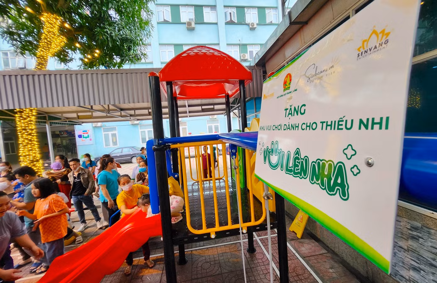 Tại bệnh viện Sản Nhi Nghệ An, Ban tổ chức đã tiến hành trao tặng khu vui chơi dành cho thiếu nhi. Khu vui chơi được dựng tại khoảnh sân phía sau của bệnh viện rộng hàng chục mét vuông với nhiều thiết bị, trò chơi hấp dẫn cho các em thiếu nhi. Được biết, đây là công trình ý nghĩa do Hội đồng Đội T.Ư phối hợp với Công ty giải trí Sen Vàng, tổ chức Giọt nắng (Sunbeams) và Hoa Hậu Nguyễn Thúc Thùy Tiên - Hoa hậu Hoà bình Quốc tế năm 2021 phối hợp triển khai. Tại bệnh viện Sản Nhi Nghệ An, Ban tổ chức đã tiến hành trao tặng khu vui chơi dành cho thiếu nhi. Khu vui chơi được dựng tại khoảnh sân phía sau của bệnh viện rộng hàng chục mét vuông với nhiều thiết bị, trò chơi hấp dẫn cho các em thiếu nhi. Được biết, đây là công trình ý nghĩa do Hội đồng Đội T.Ư phối hợp với Công ty giải trí Sen Vàng, tổ chức Giọt nắng (Sunbeams) và Hoa Hậu Nguyễn Thúc Thùy Tiên - Hoa hậu Hoà bình Quốc tế năm 2021 phối hợp triển khai.