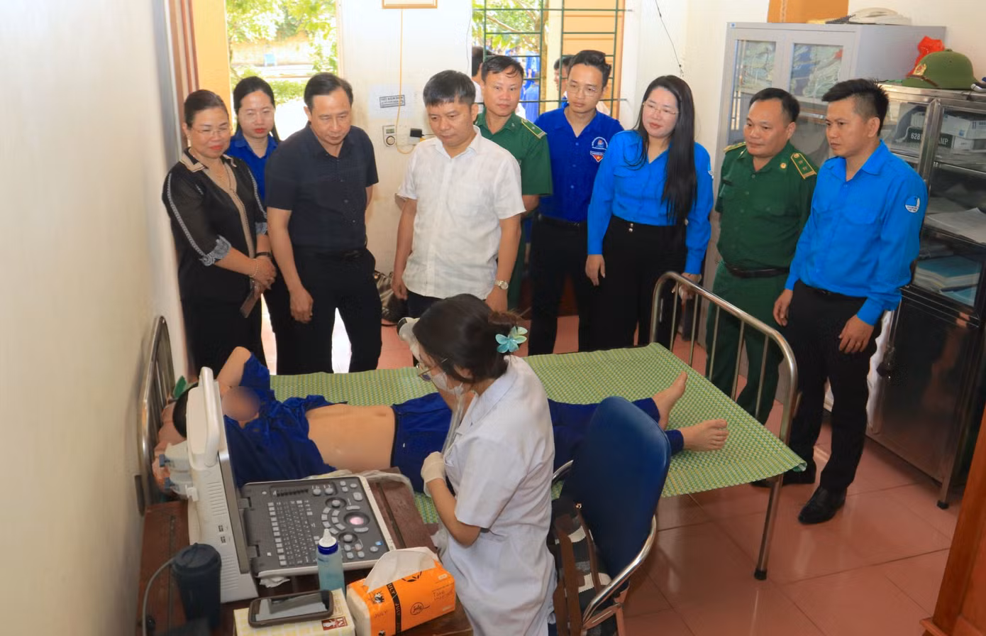 Các đại biểu kiểm tra, động viên các y bác sỹ thăm khám cho các học viên. Các đại biểu kiểm tra, động viên các y bác sỹ thăm khám cho các học viên.