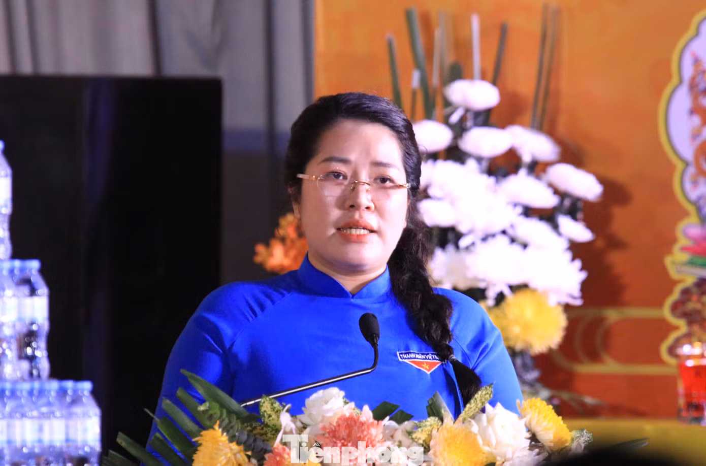 "Lễ tưởng niệm các Anh hùng Liệt sỹ hy sinh tại Truông Bồn là hoạt động ý nghĩa để bày tỏ tấm lòng thành kính, tri ân sâu sắc đối với các anh hùng liệt sỹ đã anh dũng hy sinh vì sự nghiệp đấu tranh giành độc lập, tự do của dân tộc. Để thế hệ hôm nay đặc biệt là thế hệ trẻ soi rọi lại mình, nguyện phấn đấu cho sự nghiệp xây dựng và bảo vệ Tổ quốc và sống xứng đáng hơn với sự hy sinh to lớn của các anh, các chị", chị Nguyễn Thị Phương Thúy - Bí thư Tỉnh Đoàn Nghệ An phát biểu khai mạc buổi lễ tưởng niệm các anh hùng liệt sỹ hy sinh tại Truông Bồn.