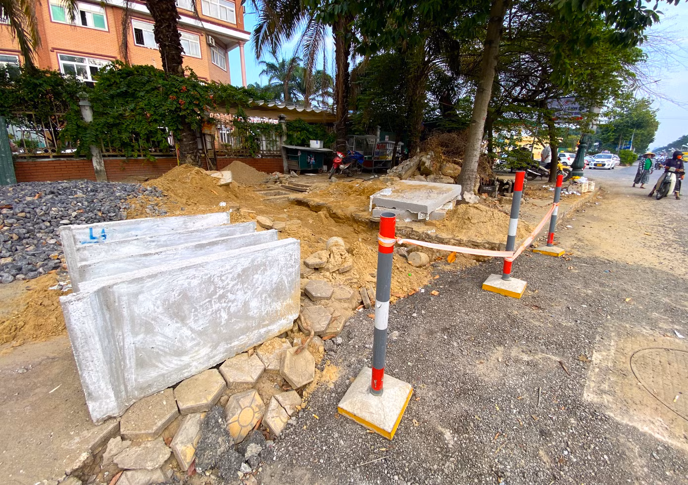 Cả tuyến đường có nhiều điểm được đào lên để thi công. Tuy nhiên có điểm lại vắng bóng công nhân làm việc.