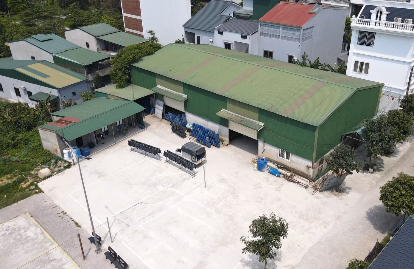 Lãnh đạo phường Trung Đô cho biết, cơ sở sản xuất giá đỗ này trước đây hoạt động tại phường Vinh Tân. Ít tháng trước, cơ sở này đến phường Trung Đô thuê lại một nhà kho trên địa bàn khối 3 để sản xuất giá đỗ.