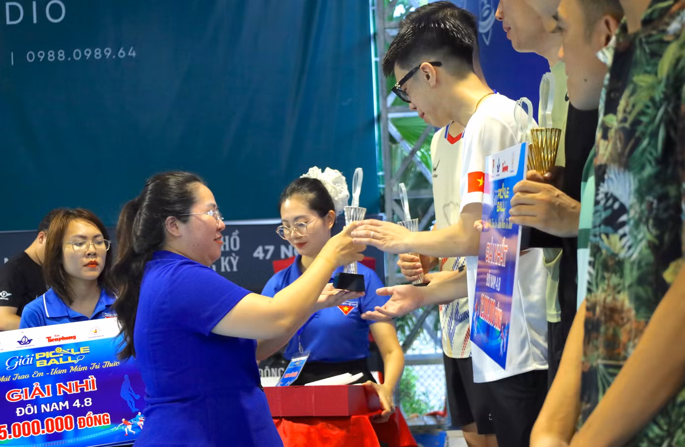 Ban tổ chức trao cup cho các cặp đôi xuất sắc đạt giải sau 2 ngày thi đấu sôi nổi.