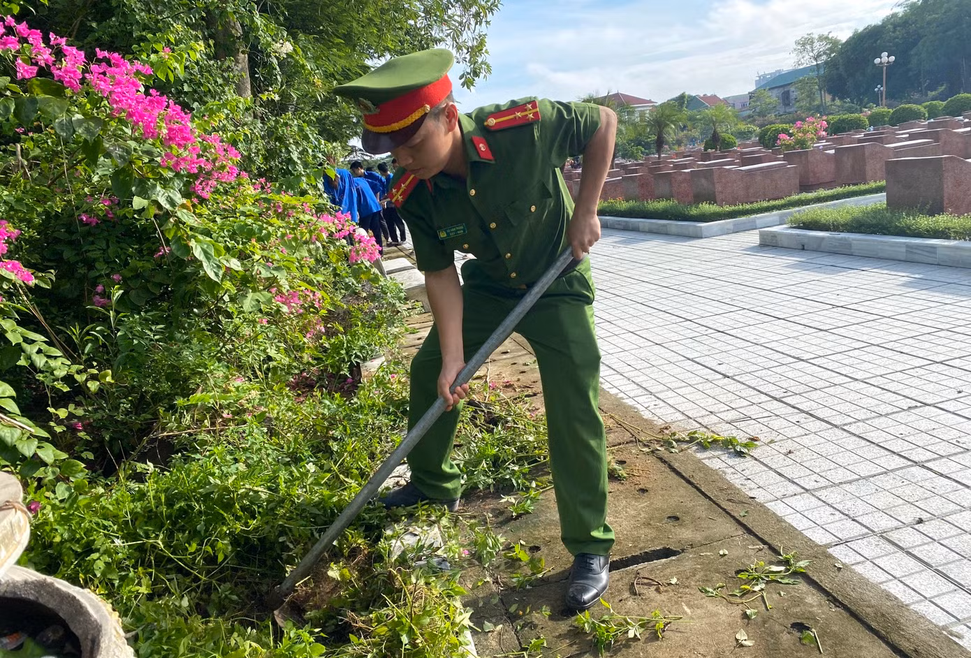 Đoàn viên thanh niên Công an tỉnh tổ chức cắt cỏ, dọn dẹp khuôn viên các nghĩa trang liệt sĩ.