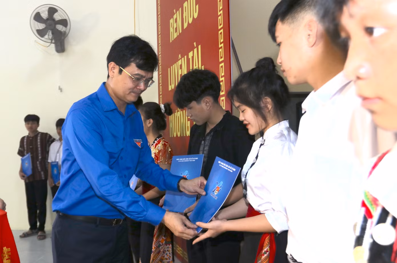 Anh Bùi Quang Huy - Bí thư thứ nhất Trung ương Đoàn tặng 50 suất quà trị giá 100 triệu đồng cho học sinh nghèo vượt khó học giỏi.