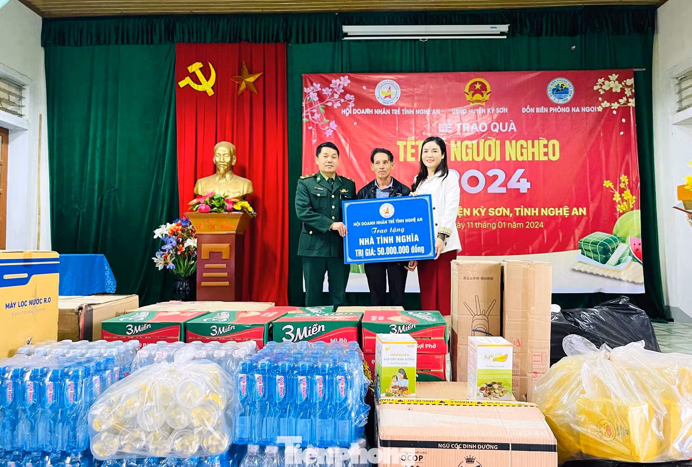 Trao tặng 1 căn nhà tình nghĩa trị giá 50 triệu đồng cho gia đình ông Già Bá Chái.