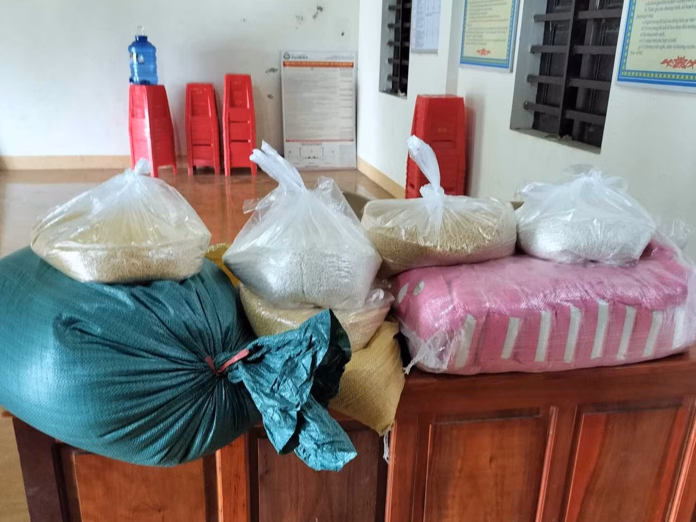 Sau lời kêu gọi phát động, người dân ở các thôn của xã Võ Liệt (Thanh Chương) lập tức mang theo nếp, lá dong, thịt mang đến ủng hộ để gói bánh chưng.