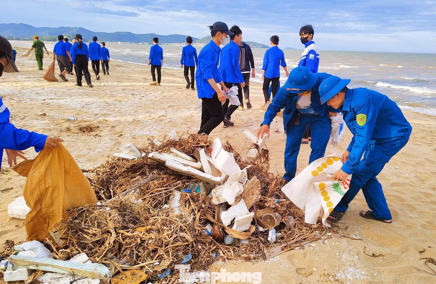 Lá cây, rác, túi bóng, xốp sau đó được dọn dẹp, gom thành từng đống lớn.