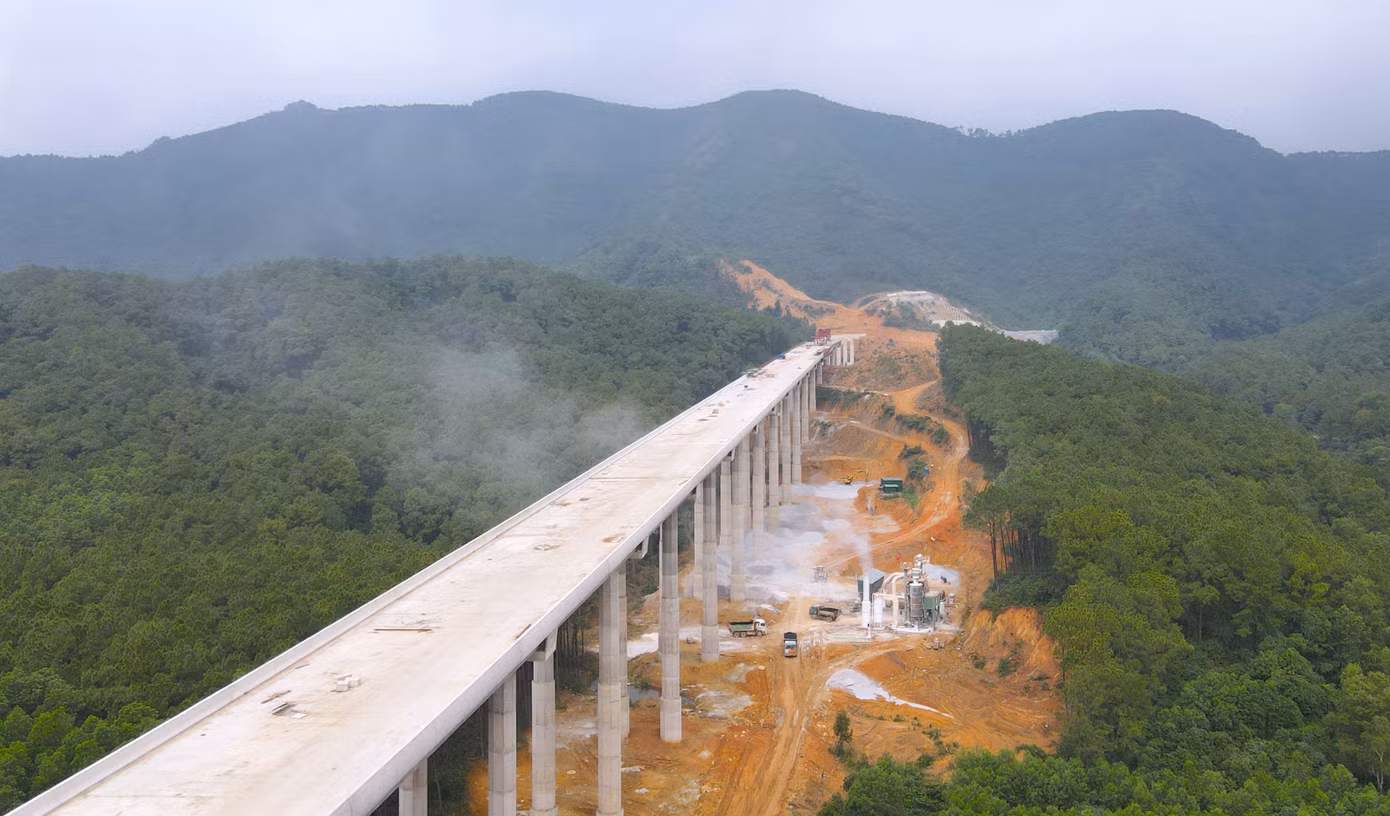 Dự án cao tốc Bắc Nam đoạn Diễn Châu - Bãi Vọt được khởi công từ năm 2021. Dự án có tổng chiều dài hơn 49 km đi qua tỉnh Nghệ An (44,4km) và tỉnh Hà Tĩnh (4,9km). Đây là một trong ba dự án thành phần được đầu tư theo hình thức đối tác công - tư (PPP). Dự án có tổng vốn đầu tư giai đoạn phân kỳ là hơn 11.157 tỷ đồng. Trong đó, nguồn vốn nhà đầu tư huy động là 5.090 tỷ đồng, vốn Nhà nước là hơn 6.067 tỷ đồng. Dự án cao tốc Bắc Nam đoạn Diễn Châu - Bãi Vọt được khởi công từ năm 2021. Dự án có tổng chiều dài hơn 49 km đi qua tỉnh Nghệ An (44,4km) và tỉnh Hà Tĩnh (4,9km). Đây là một trong ba dự án thành phần được đầu tư theo hình thức đối tác công - tư (PPP). Dự án có tổng vốn đầu tư giai đoạn phân kỳ là hơn 11.157 tỷ đồng. Trong đó, nguồn vốn nhà đầu tư huy động là 5.090 tỷ đồng, vốn Nhà nước là hơn 6.067 tỷ đồng.
