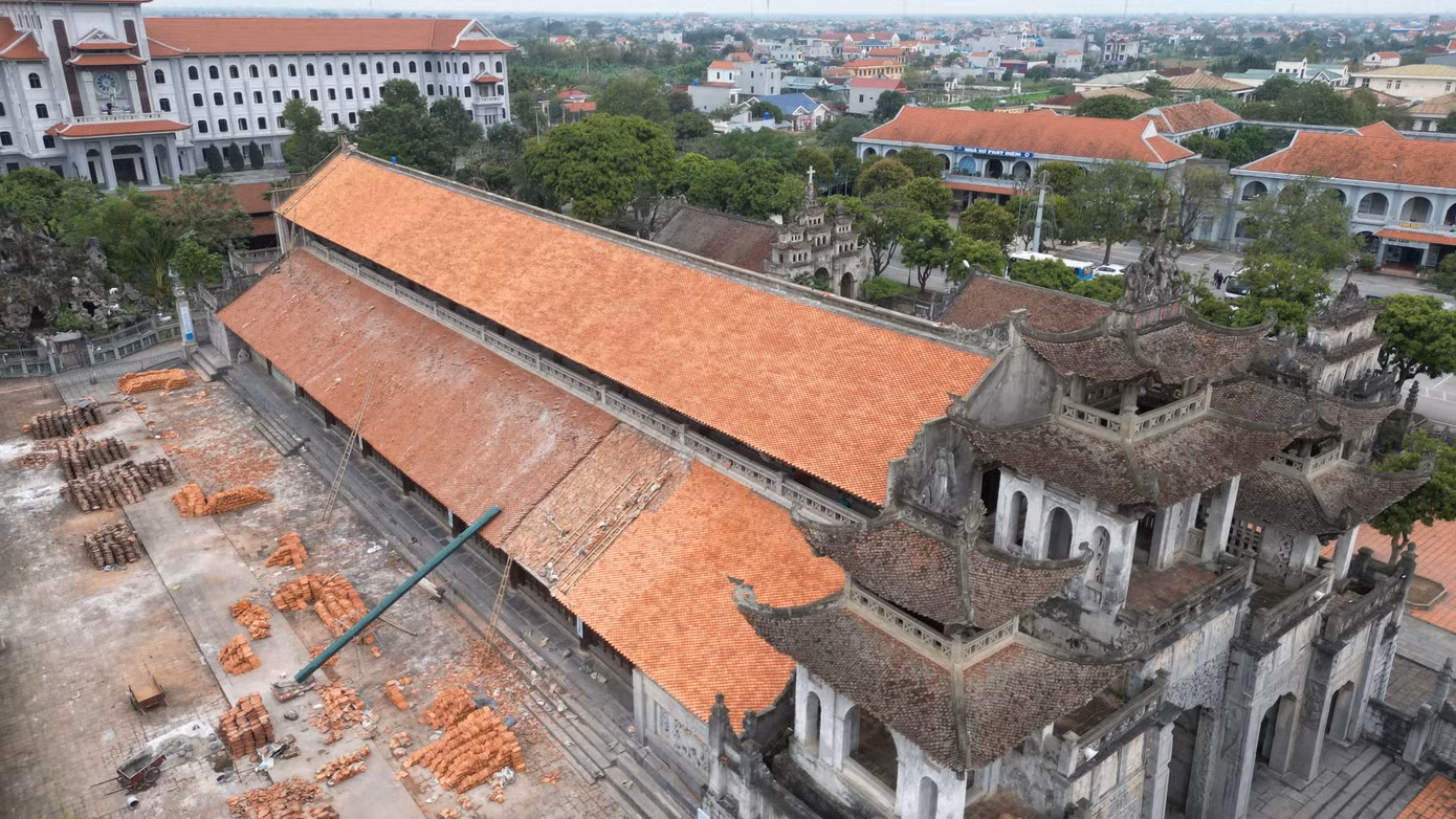 Mái ngói nhà thờ Phát Diệm được thay mới. Ảnh: Đ.H.