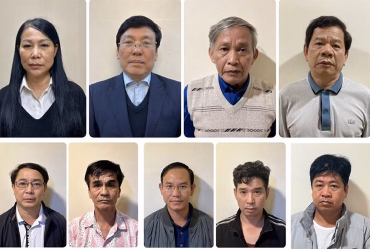 Nhiều cựu quan chức "ngã ngựa" trong vụ án liên quan Tập đoàn Phúc Sơn. Nhiều cựu quan chức "ngã ngựa" trong vụ án liên quan Tập đoàn Phúc Sơn.