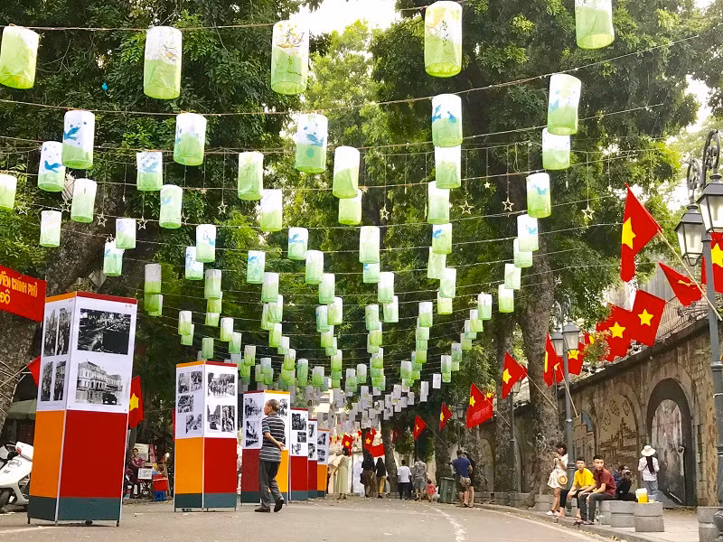 Phố Bích họa Phùng Hưng là nơi diễn ra các hoạt động Trung thu. Ảnh minh họa. Phố Bích họa Phùng Hưng là nơi diễn ra các hoạt động Trung thu. Ảnh minh họa.