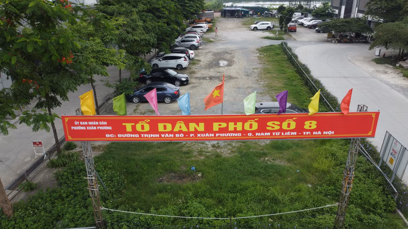 Bãi xe nằm ở tổ dân phố số 8, đường Trịnh Văn Bô, phường Xuân Phương, quận Nam Từ Liêm.
