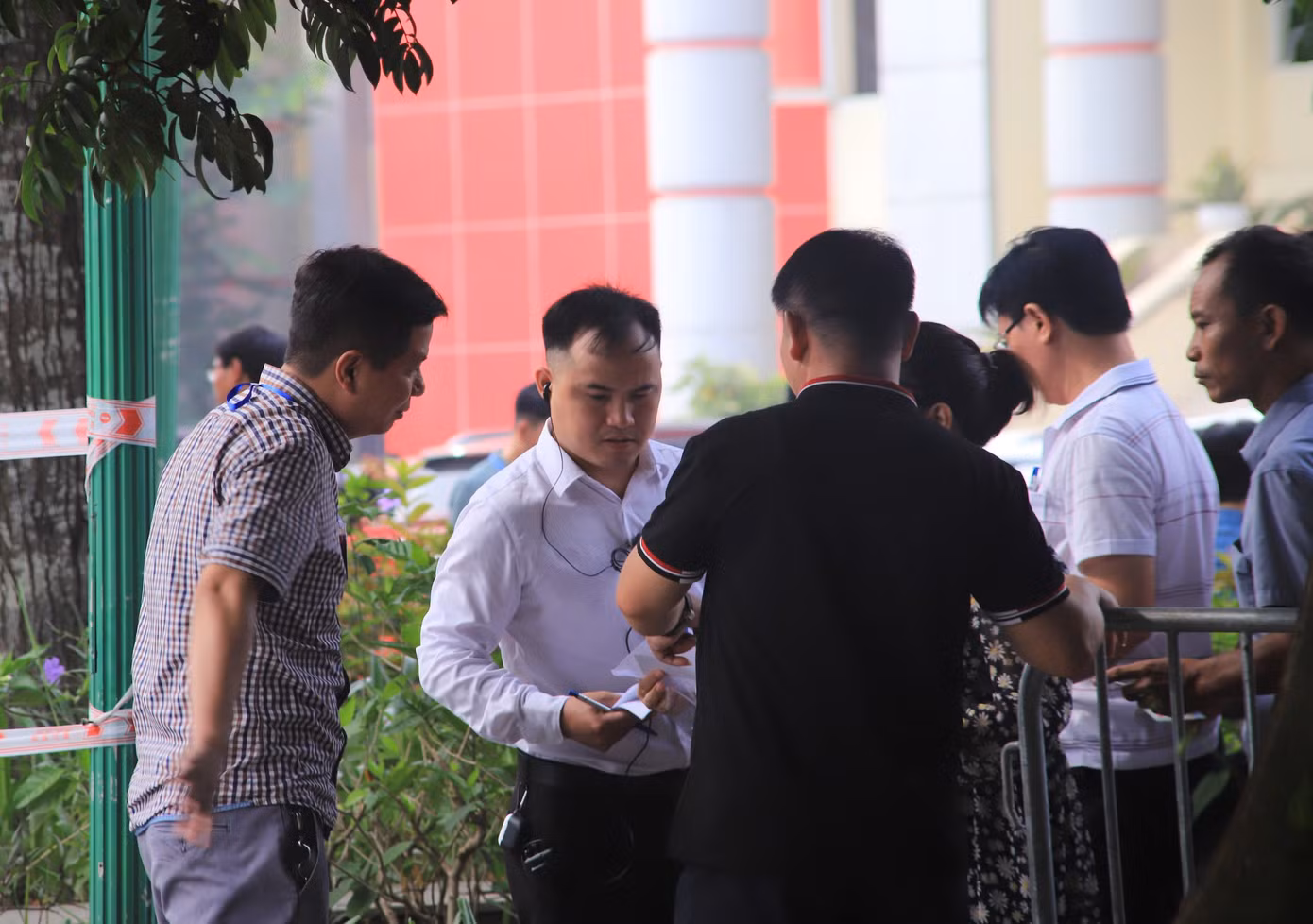 Rất nhiều người dân ở các tỉnh thành lân cận như Hải Dương, Bắc Ninh, Bắc Giang... đến nơi tổ chức đấu giá từ 4, 5 giờ sáng
