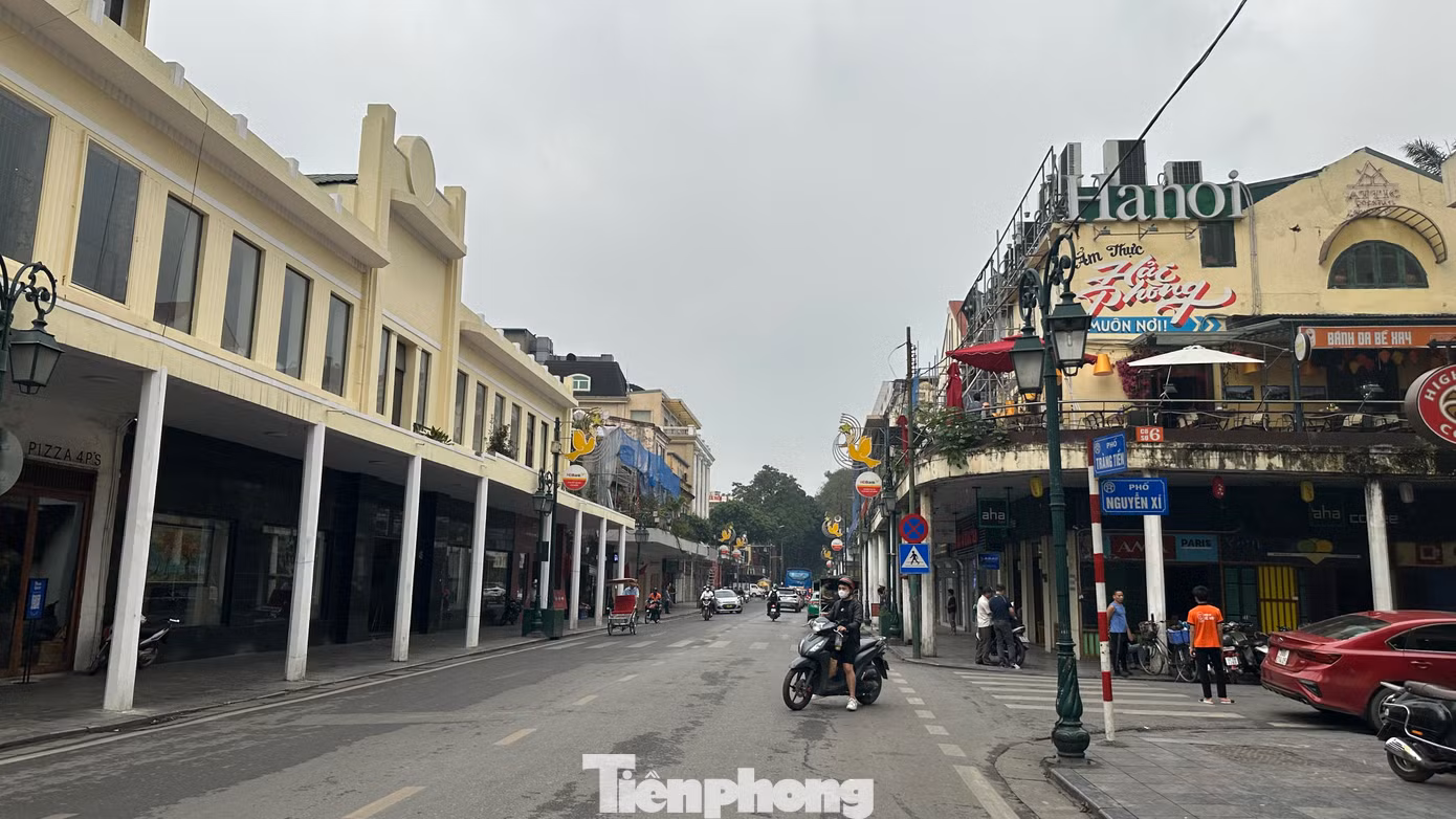 Thời gian gần đây, khu vực tầng 2 tuyến phố Tràng Tiền (quận Hoàn Kiếm, Hà Nội) được quây bạt, sửa chữa. Được biết, việc chỉnh trang tuyến phố nằm trong dự án nâng cấp, cải tạo, chỉnh trang tuyến phố Tràng Tiền. Dự kiến hoàn thành trong dịp kỷ niệm 70 năm ngày giải phóng Thủ đô 10/10/1954 - 10/10/2024.