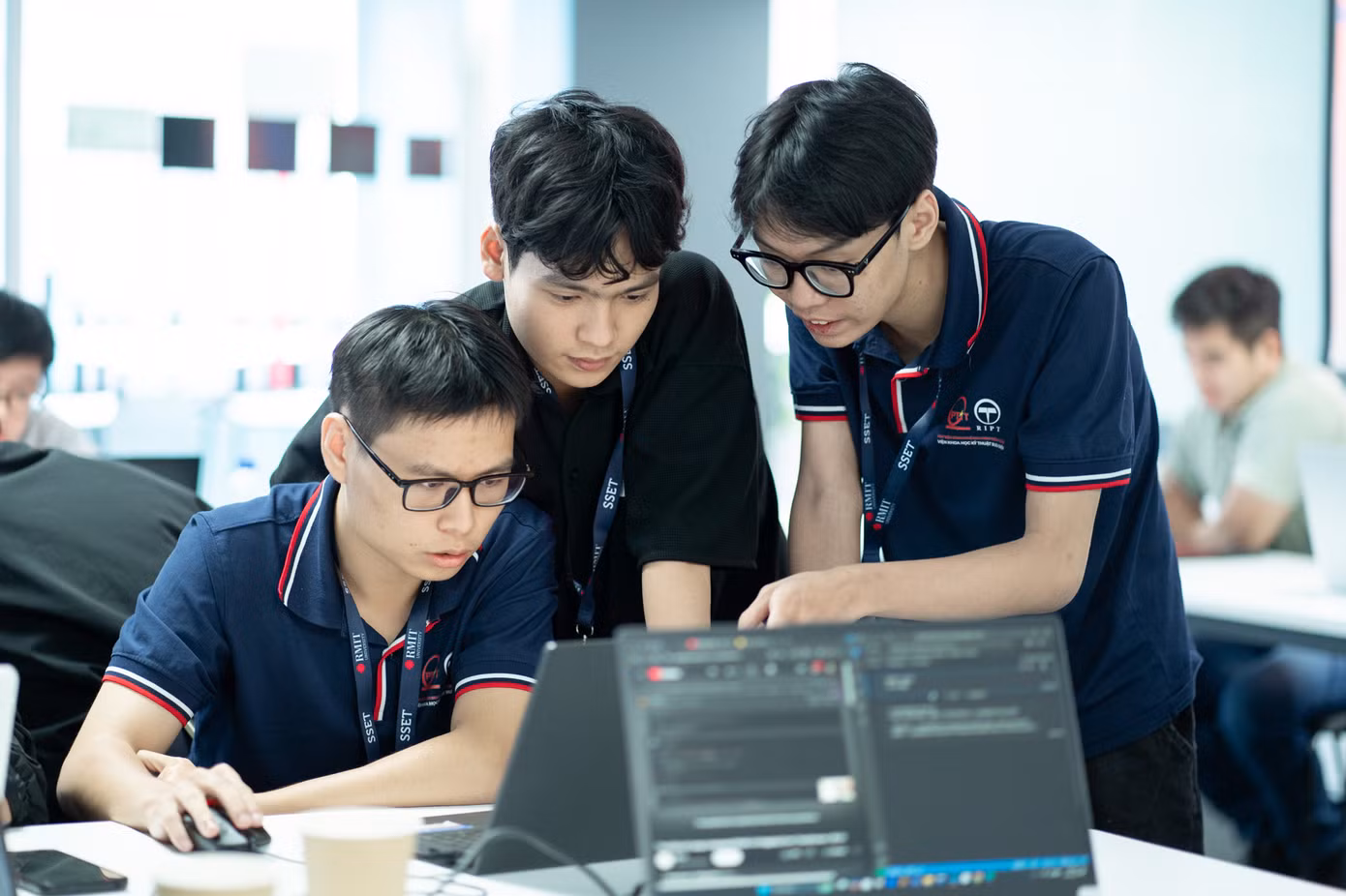 Một đội thi đến từ Học viện Công nghệ Bưu chính Viễn thông (PTIT) tại Hà Nội. Một đội thi đến từ Học viện Công nghệ Bưu chính Viễn thông (PTIT) tại Hà Nội.