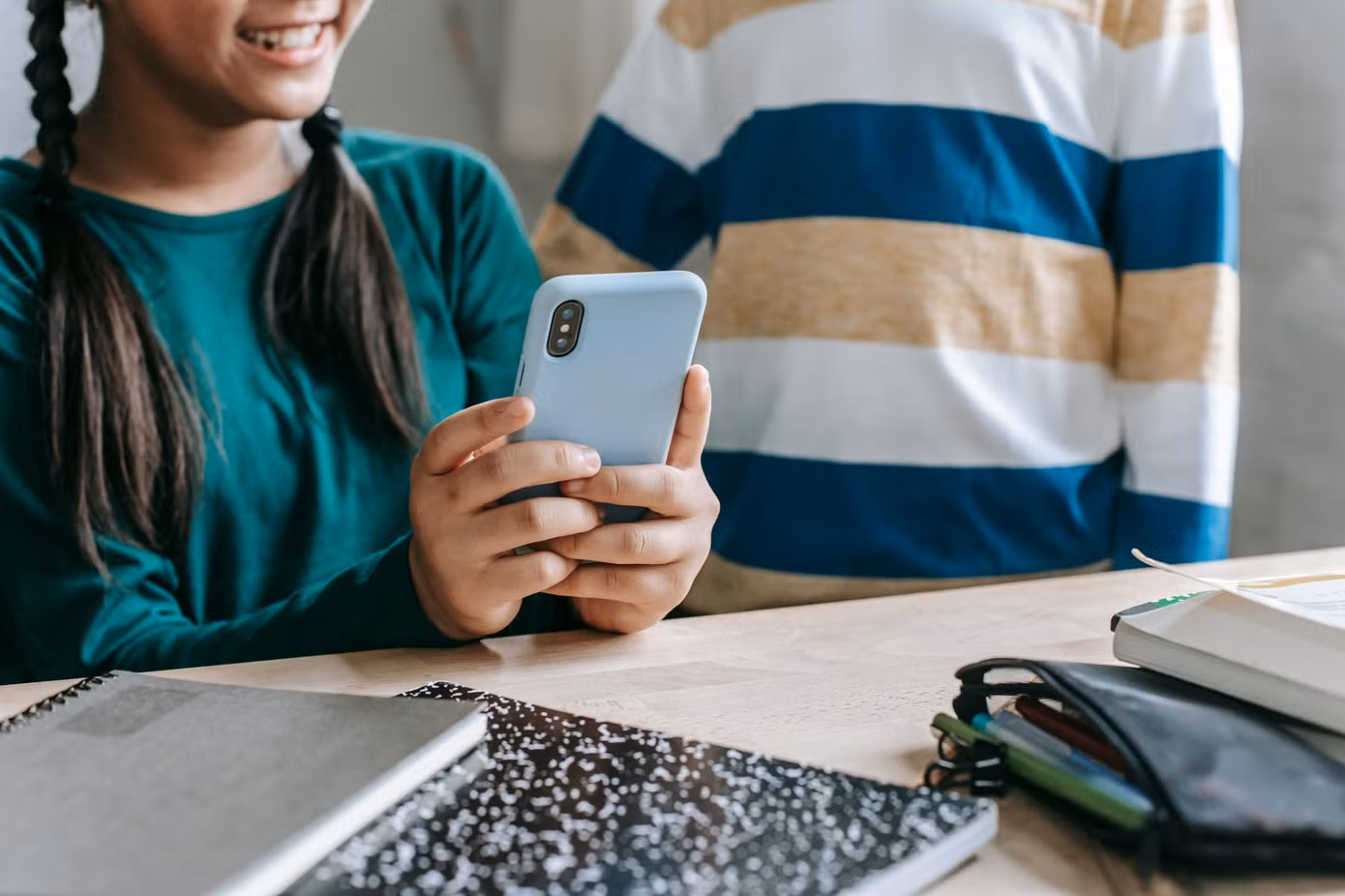 Sự phổ biến của internet và các thiết bị kỹ thuật số đang thay đổi cuộc sống người trẻ và khiến thời gian trực tuyến của họ tăng lên. (Hình: Pexels)