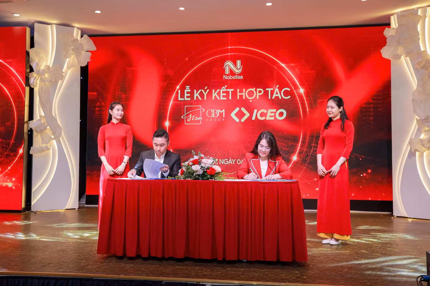 Ông Nguyễn Tất Kiểm ký kết hợp tác với bà Nguyễn Mến - Chủ tịch GBM Group - để cùng phát triển nền tảng công nghệ Nobelisa. Ông Nguyễn Tất Kiểm ký kết hợp tác với bà Nguyễn Mến - Chủ tịch GBM Group - để cùng phát triển nền tảng công nghệ Nobelisa.