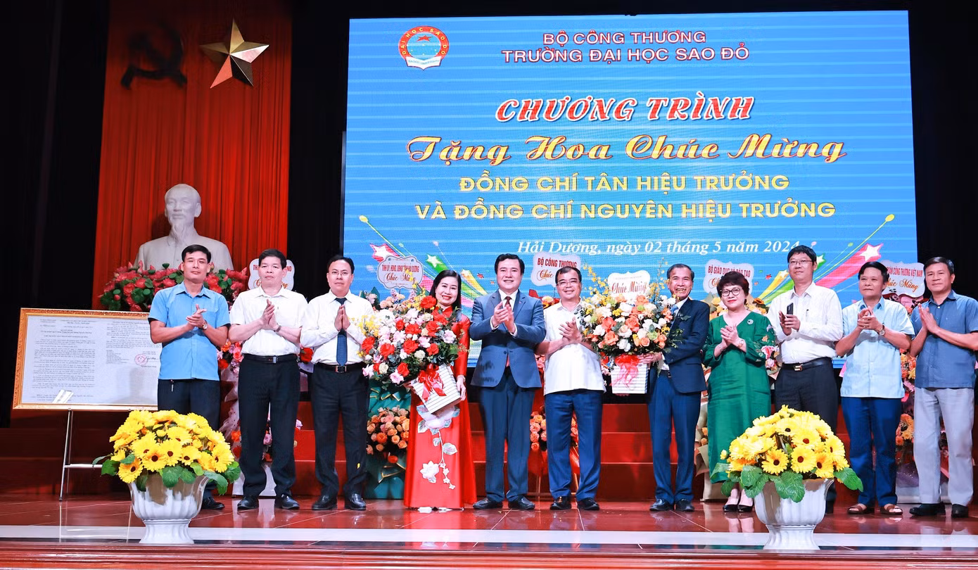 Các đại biểu chúc mừng Tân Hiệu trưởng Nguyễn Thị Kim Nguyên và Nguyên Hiệu trưởng Đinh Văn Nhượng.