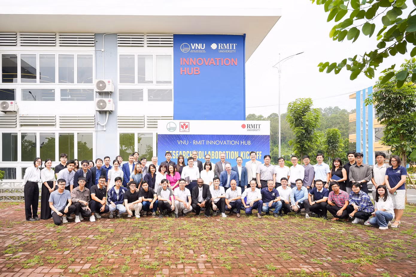 Các đại biểu chụp ảnh kỷ niệm tại Không gian Đổi mới sáng tạo ĐHQGHN-RMIT tọa lạc ở cơ sở Hòa Lạc của ĐHQGHN.