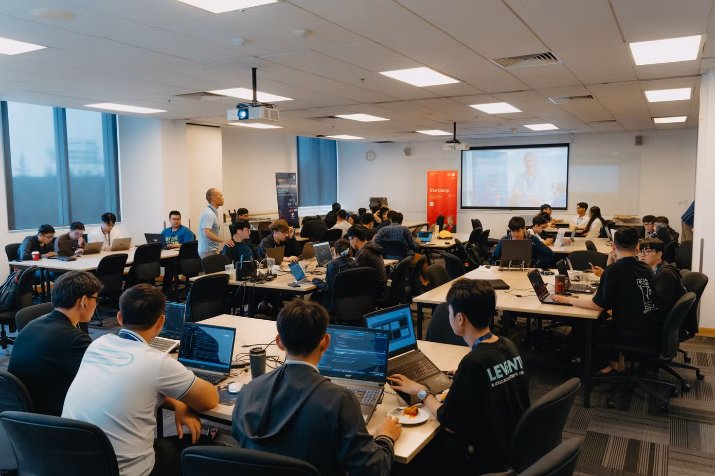 Sinh viên tranh tài tại cuộc thi hackathon ở cơ sở Nam Sài Gòn, Đại học RMIT. Sinh viên tranh tài tại cuộc thi hackathon ở cơ sở Nam Sài Gòn, Đại học RMIT.