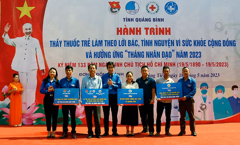 Hội LHTN Việt Nam tỉnh Quảng Bình dành tặng những phần quà ý nghĩa cho người dân. Hội LHTN Việt Nam tỉnh Quảng Bình dành tặng những phần quà ý nghĩa cho người dân.