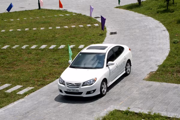 Chiếc Hyundai Avante phiên bản 2.0AT nhìn từ trên cao