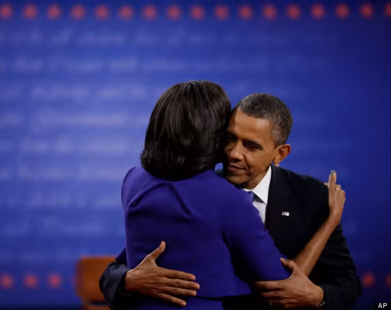 Ông Obama ôm phu nhân sau khi cuộc tranh luận lần thứ hai kết thúc 