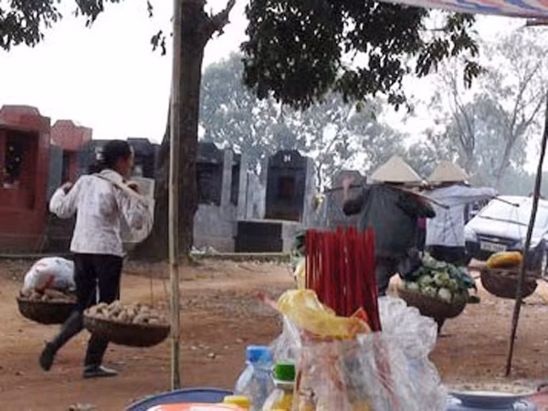 Những bóng người liêu xiêu kiếm sống ở chợ cõi âm