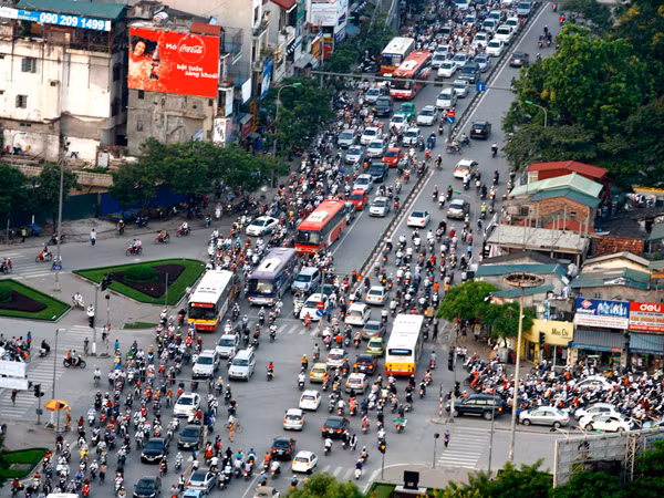 Phương tiện vận tải đã gánh quá nhiều loại phí. Ảnh: Hồng Vĩnh