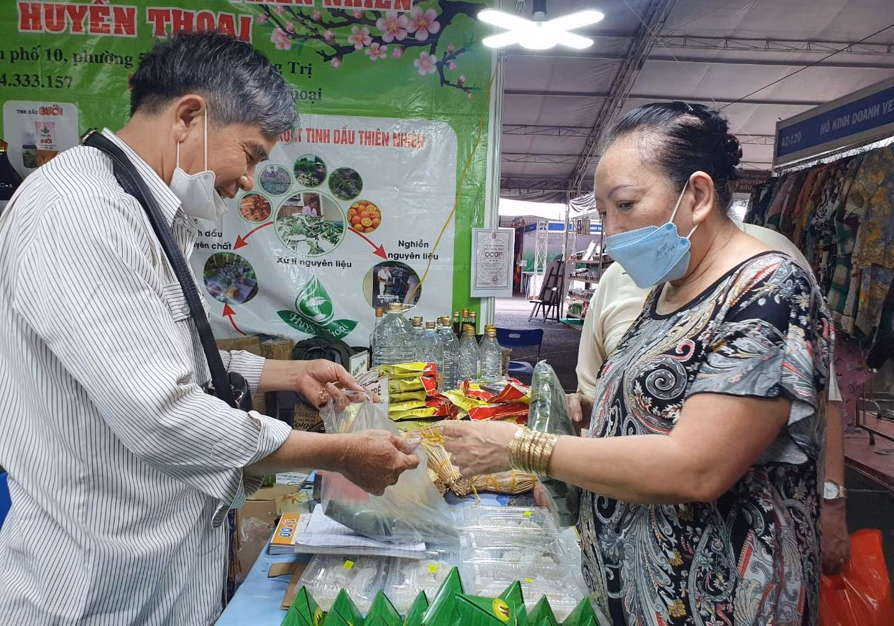 Đặc sản vùng miền từ Bình Định, Long An, Tiền Giang... với nhiều khuyến mãi hấp dẫn đổ bộ TPHCM Đặc sản vùng miền từ Bình Định, Long An, Tiền Giang... với nhiều khuyến mãi hấp dẫn đổ bộ TPHCM