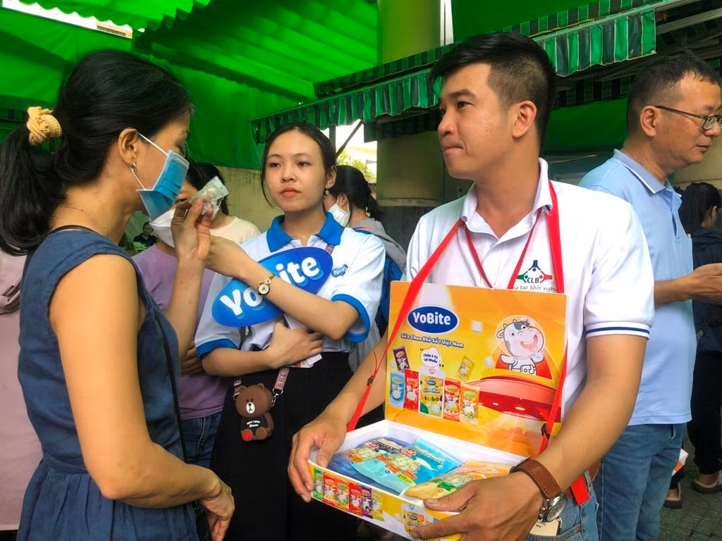 Anh Nguyễn Trường Thịnh giới thiệu sữa chua sấy đông khô đến khách hàng Anh Nguyễn Trường Thịnh giới thiệu sữa chua sấy đông khô đến khách hàng