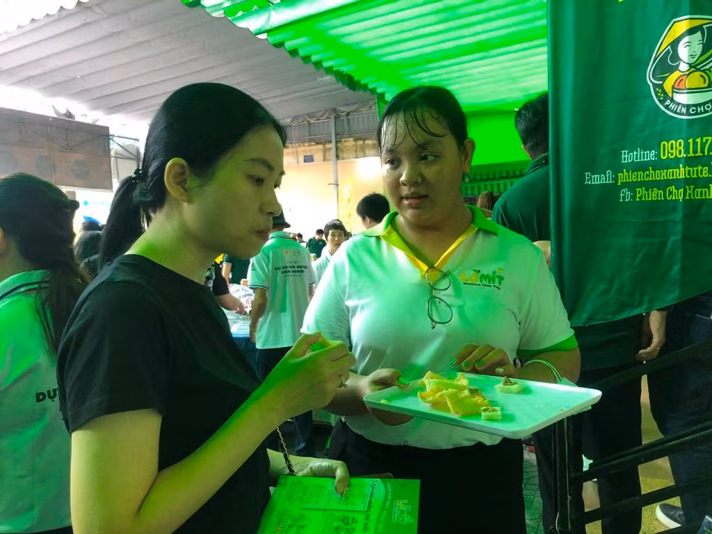 Khách hàng dùng thử pate, bánh phồng làm từ mít Khách hàng dùng thử pate, bánh phồng làm từ mít