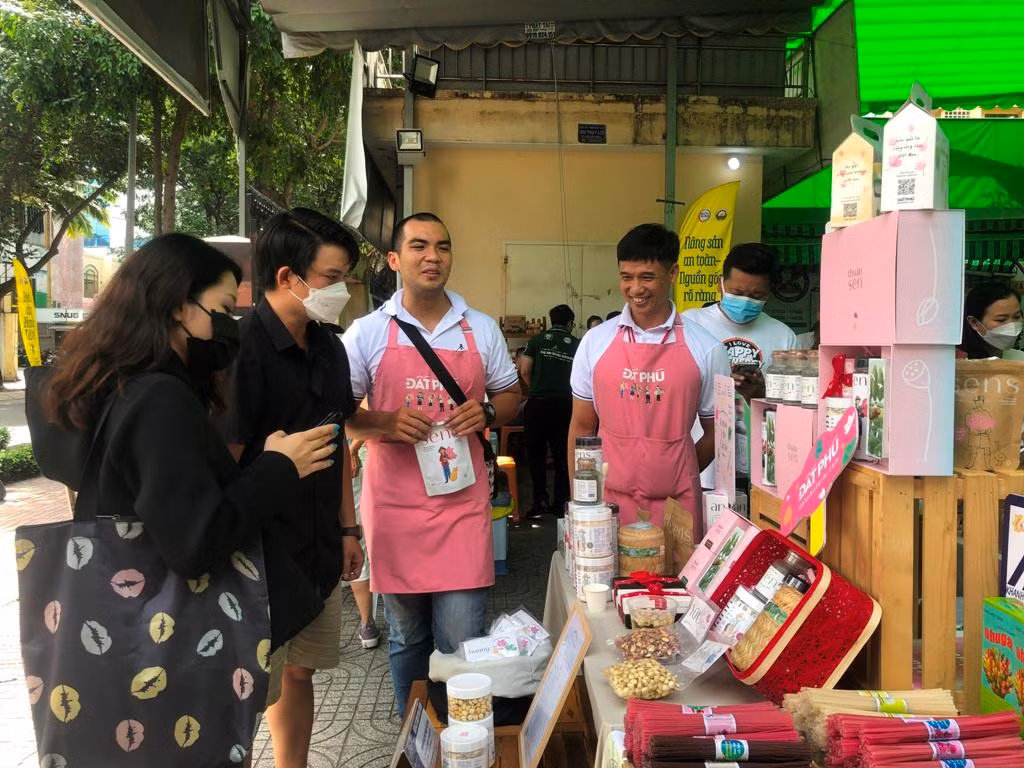 Gian hàng với sản phẩm chủ lực từ sen Gian hàng với sản phẩm chủ lực từ sen