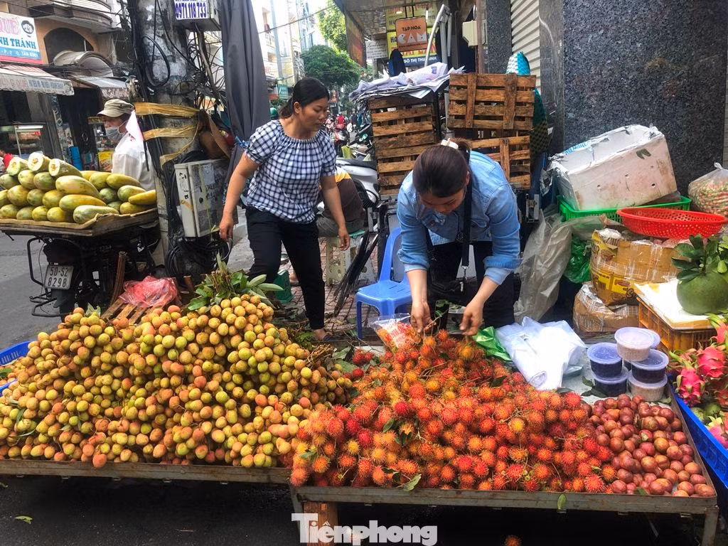 Chôm chôm cũng có giá rẻ, chỉ từ 20.000-25.000 đồng/kg. Chôm chôm cũng có giá rẻ, chỉ từ 20.000-25.000 đồng/kg.