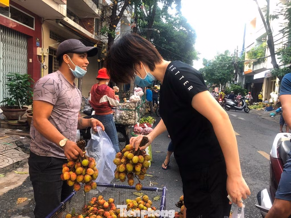 Ngày 4/6, tại chợ Phạm Văn Hai (quận Tân Bình), nhiều tiểu thương bày những sọt quả vải tươi rói chào mời khách. "Đây là vải vận chuyển bằng máy bay, vừa chở từ các tỉnh phía Bắc về thành phố hôm nay. Giá hiện tại 50.000 đồng/kg, hàng bao tươi, bao ngon" - người bán cho biết. Ngày 4/6, tại chợ Phạm Văn Hai (quận Tân Bình), nhiều tiểu thương bày những sọt quả vải tươi rói chào mời khách. "Đây là vải vận chuyển bằng máy bay, vừa chở từ các tỉnh phía Bắc về thành phố hôm nay. Giá hiện tại 50.000 đồng/kg, hàng bao tươi, bao ngon" - người bán cho biết.