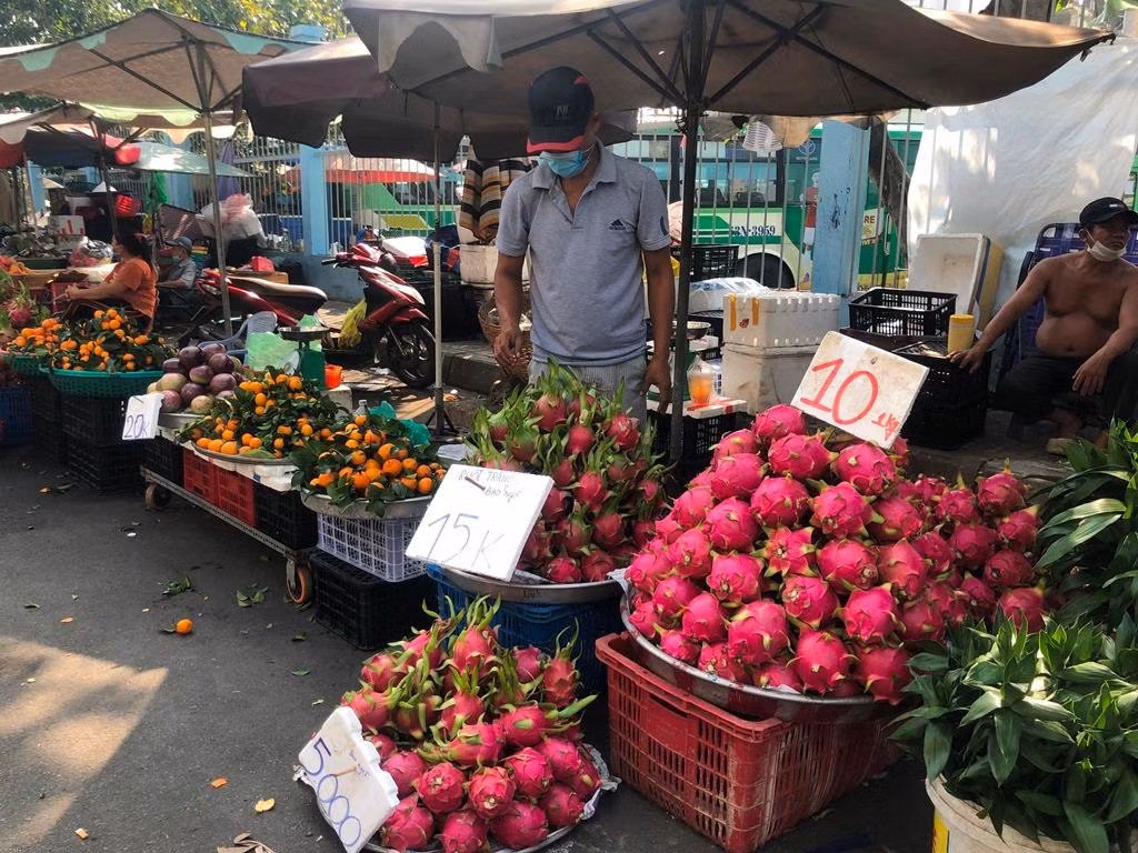 Thanh long tai tươi rói giá chỉ 5.000 đồng/kg