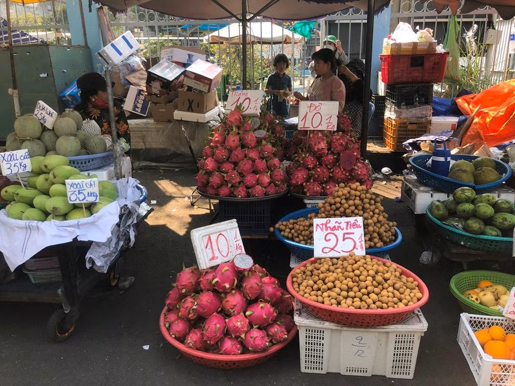 Nhiều loại trái cây như xoài, thanh long, nhãn, ổi... có giá rẻ bèo dịp cận Tết