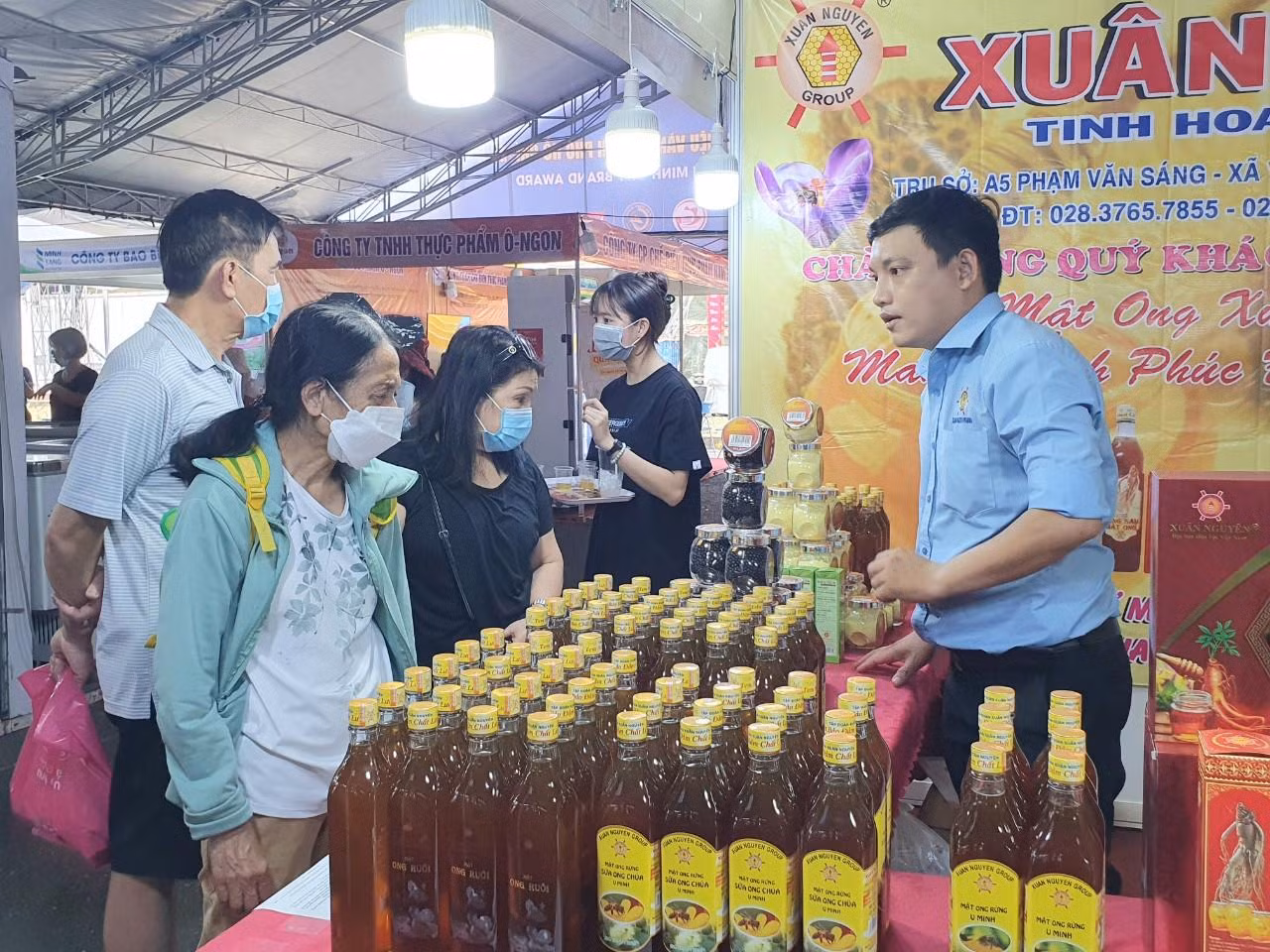 Dù giá cả nguyên liệu tăng cao nhưng người kinh doanh quyết giữ giá để bán được hàng Dù giá cả nguyên liệu tăng cao nhưng người kinh doanh quyết giữ giá để bán được hàng