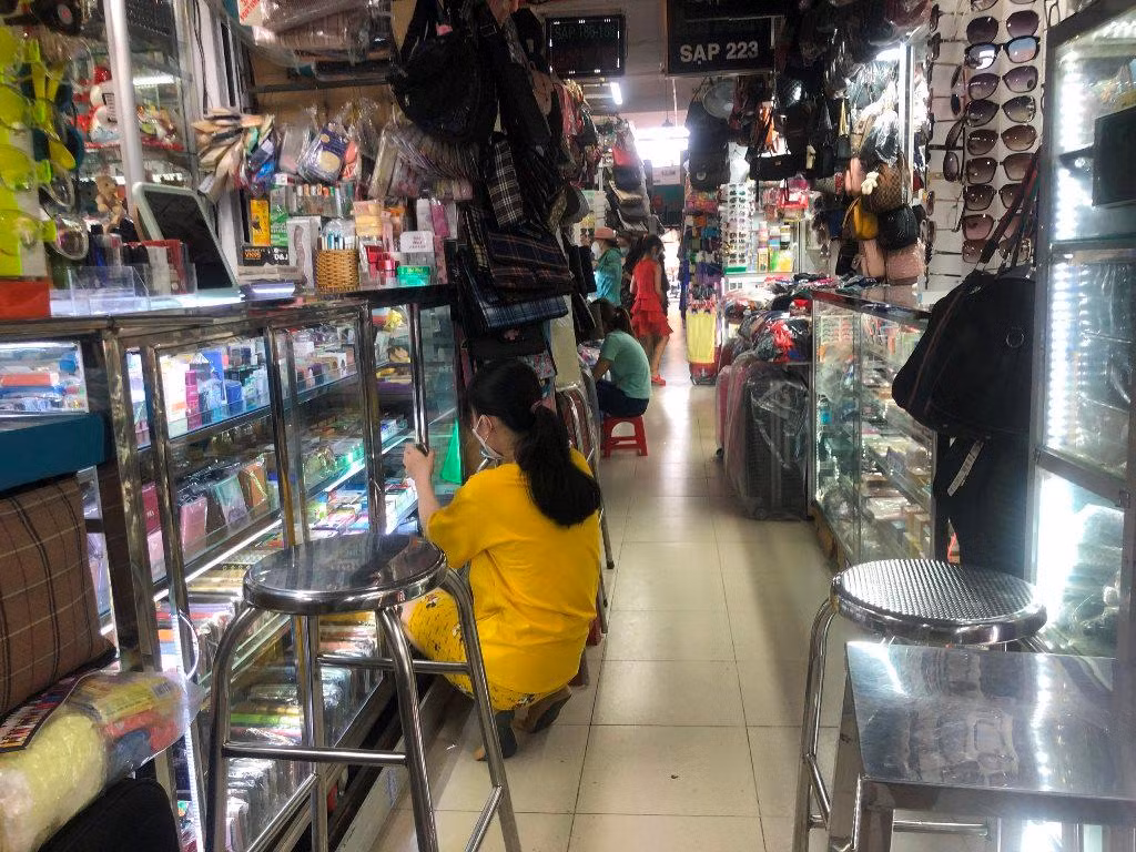 Các quầy hàng mỹ phẩm, thời trang trong chợ Phú Lâm (quận 6) hầu như chỉ có người bán, vắng hẳn người mua.