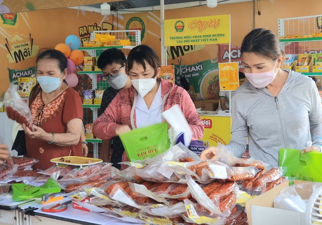 Các loại nem nướng, nem, tré... vừa khuyến mãi, vừa tặng quà thu hút đông đảo khách hàng Các loại nem nướng, nem, tré... vừa khuyến mãi, vừa tặng quà thu hút đông đảo khách hàng