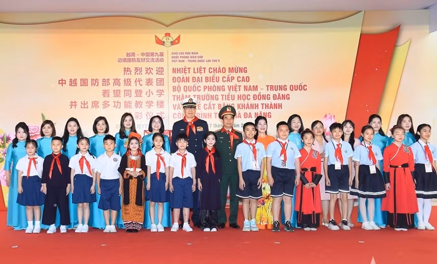 Đại tướng Phan Văn Giang - Bộ trưởng Bộ Quốc phòng Việt Nam, và Thượng tướng Đổng Quân - Bộ trưởng Bộ Quốc phòng Trung Quốc, cùng đoàn đại biểu cấp cao Bộ Quốc phòng hai nước thăm Trường Tiểu học Đồng Đăng (huyện Cao Lộc, tỉnh Lạng Sơn) và dự Lễ Khánh thành Tòa nhà đa năng do Bộ Quốc phòng Việt Nam xây tặng nhà trường.