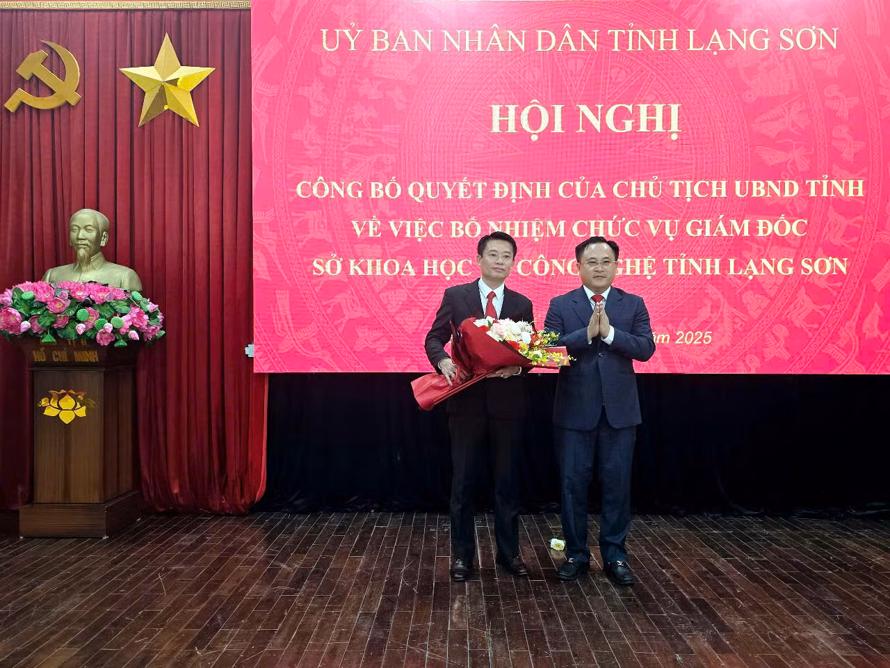 Lãnh đạo UBND tỉnh Lạng Sơn trao quyết định, tặng hoa chúc mừng tân Giám đốc Sở Khoa học - Công nghệ Nguyễn Quang Huy (bên trái). Ảnh: Duy Chiến. Lãnh đạo UBND tỉnh Lạng Sơn trao quyết định, tặng hoa chúc mừng tân Giám đốc Sở Khoa học - Công nghệ Nguyễn Quang Huy (bên trái). Ảnh: Duy Chiến.