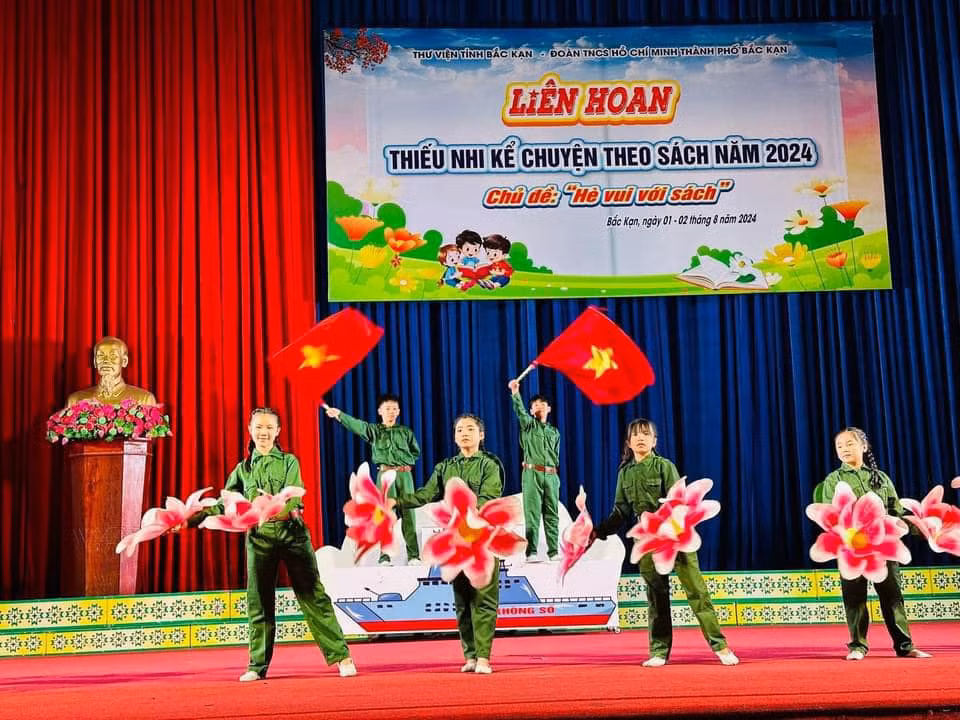 Chủ đề về truyền thống cách mạng, anh Bộ đội Cụ Hồ được các bạn thiếu nhi yêu thích, thể hiện.
