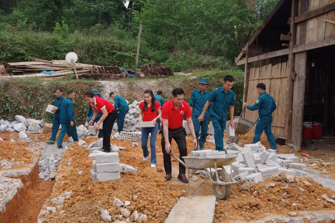Các thành viên CLB "Thắp sáng niềm tin" thành phố lạng Sơn cũng chung tay, giúp sức để công trình xây dựng nhà nhân ái sớm được hoàn thành, Ảnh: Duy Chiến