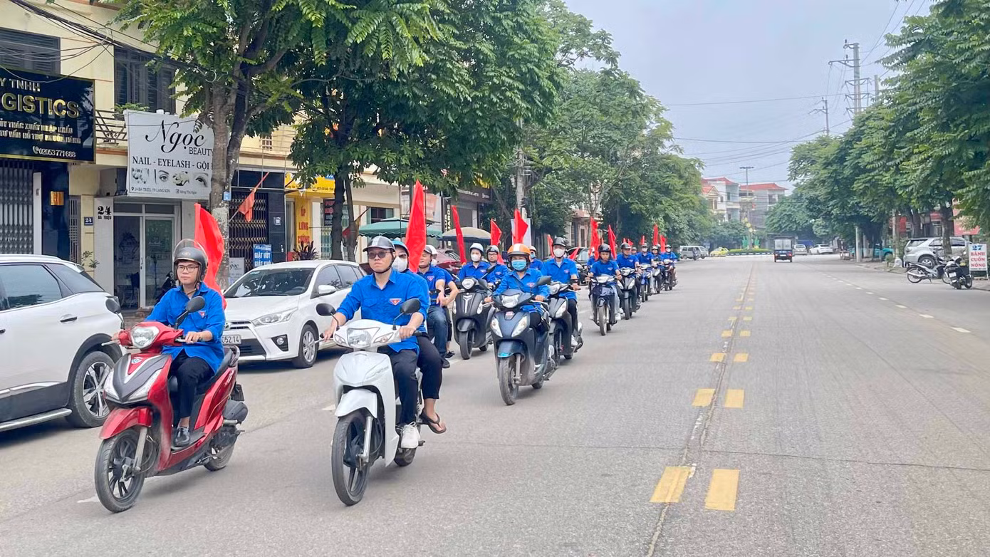 Diễu hành tuyên truyền trên đường phố. Ảnh: Duy Chiến