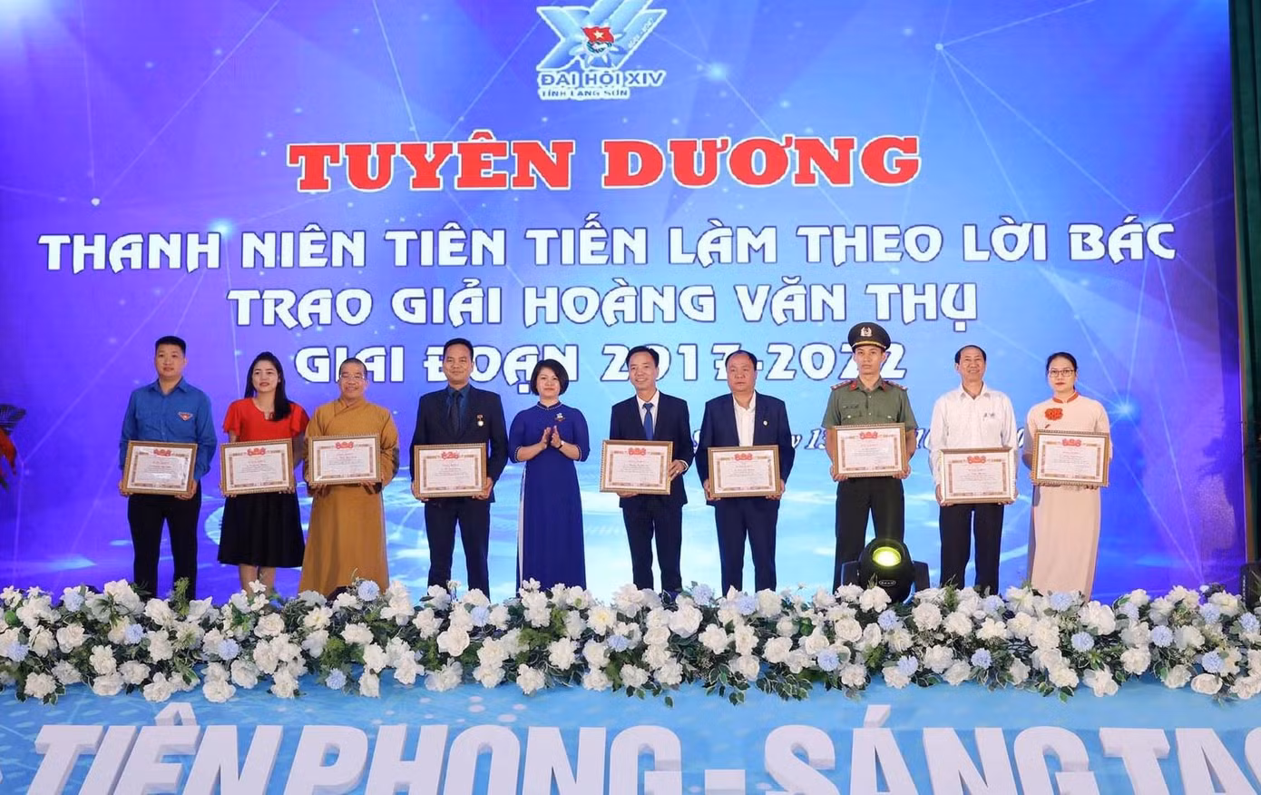 Tỉnh Đoàn Lạng Sơn trao Bằng khen cho các tập thể, cá nhân có thành tích xuất sắc trong phong trào đoàn, thanh niên giai đoạn 2022-2027 - Ảnh: Duy Chiến